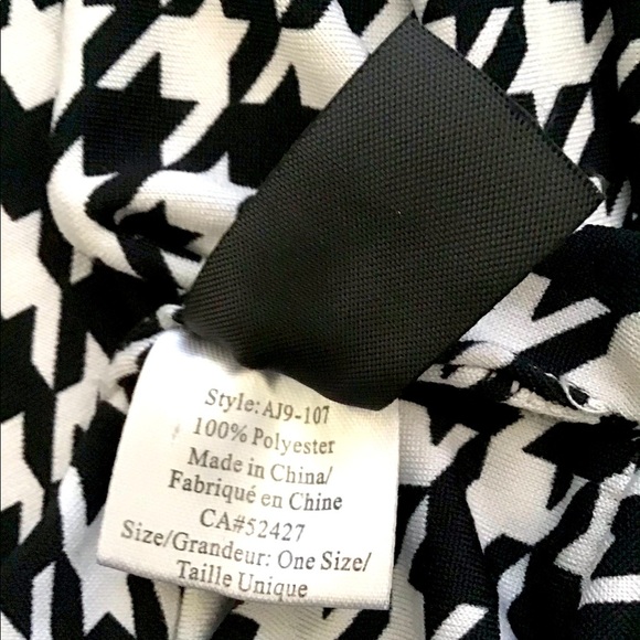 Houndstooth patterned infinity scarf - Picture 2 of 3